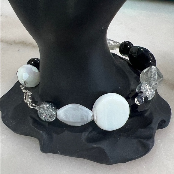 Chic Monochrome Beaded Bracelet - Picture 4 of 7